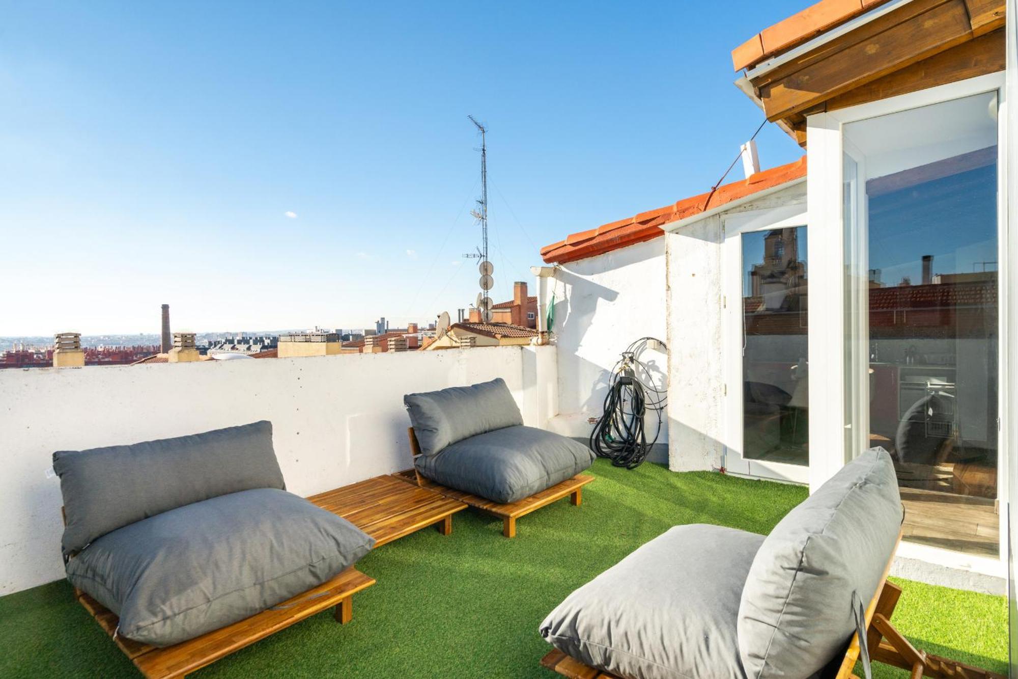 Atico Con Terraza En Lavapies Alquiler Temporal Apartment Madrid Exterior photo