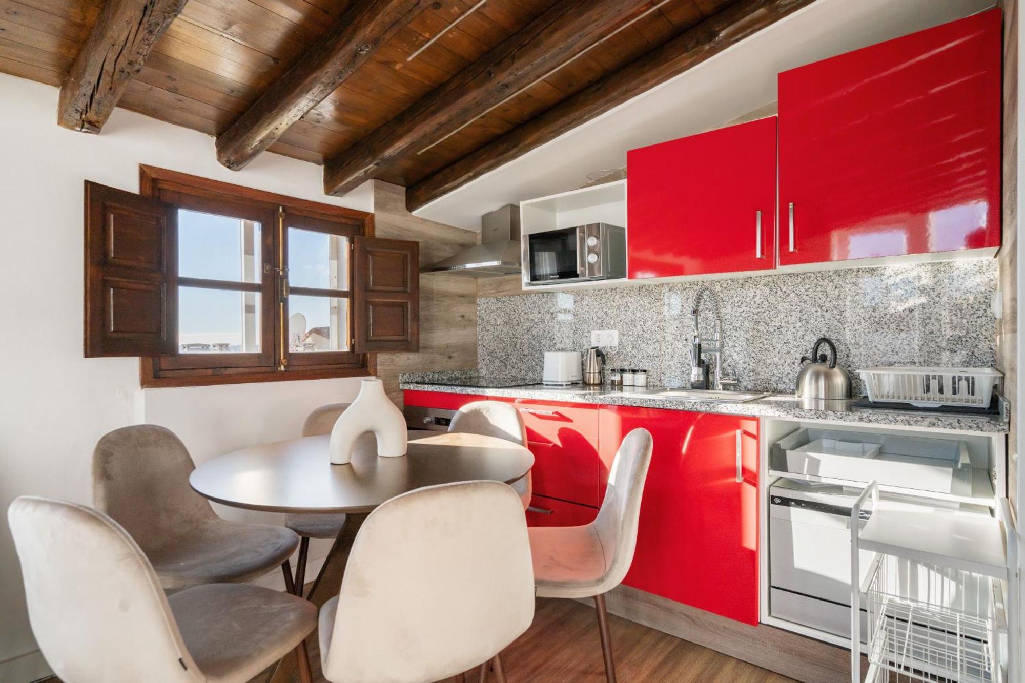 Atico Con Terraza En Lavapies Alquiler Temporal Apartment Madrid Exterior photo