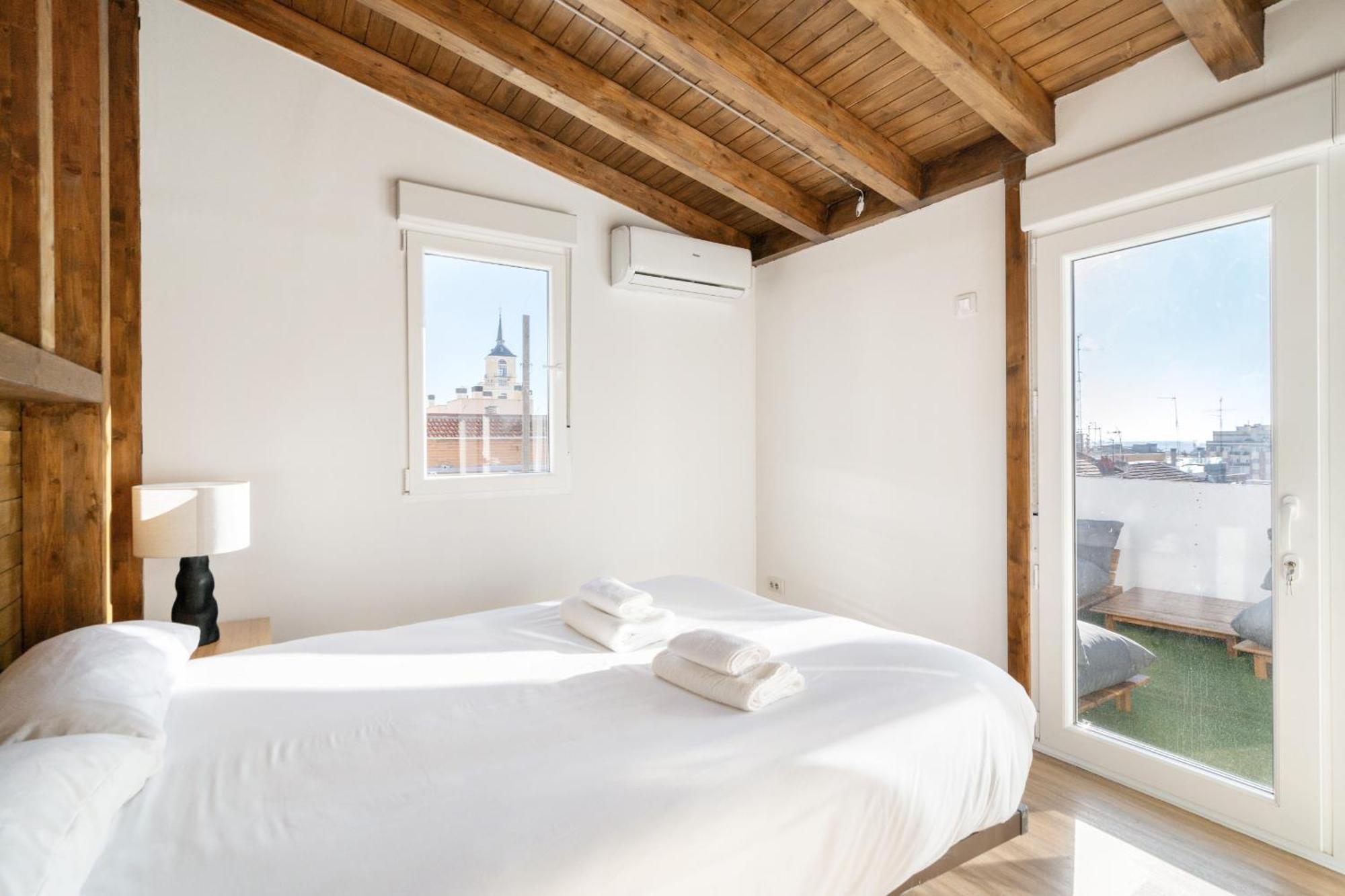 Atico Con Terraza En Lavapies Alquiler Temporal Apartment Madrid Exterior photo