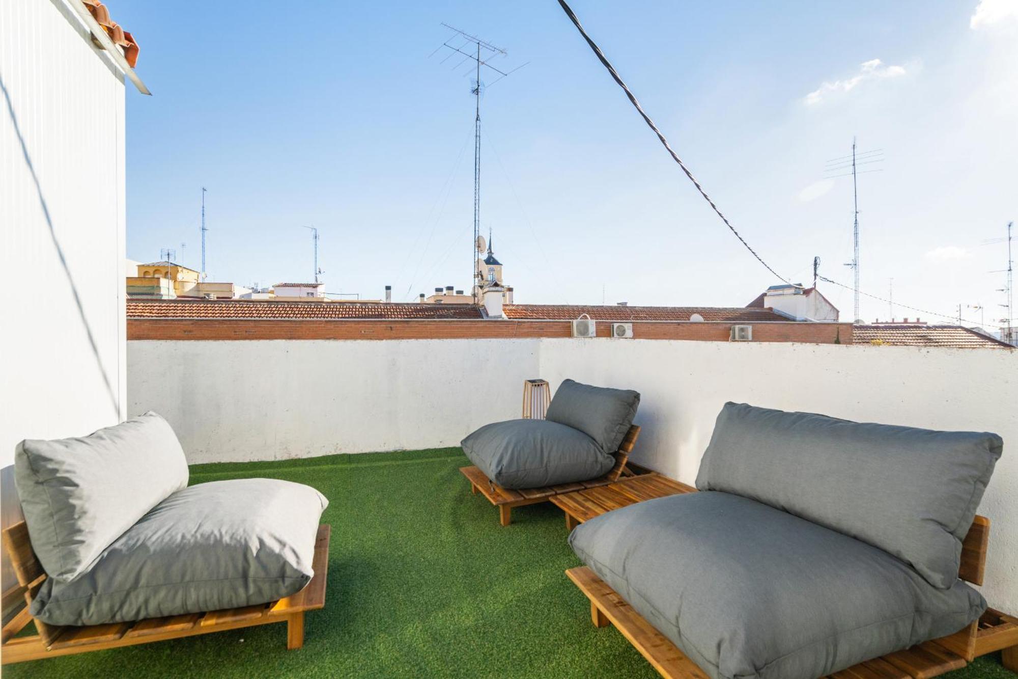 Atico Con Terraza En Lavapies Alquiler Temporal Apartment Madrid Exterior photo