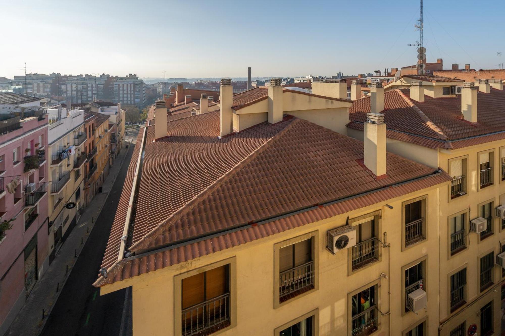 Atico Con Terraza En Lavapies Alquiler Temporal Apartment Madrid Exterior photo